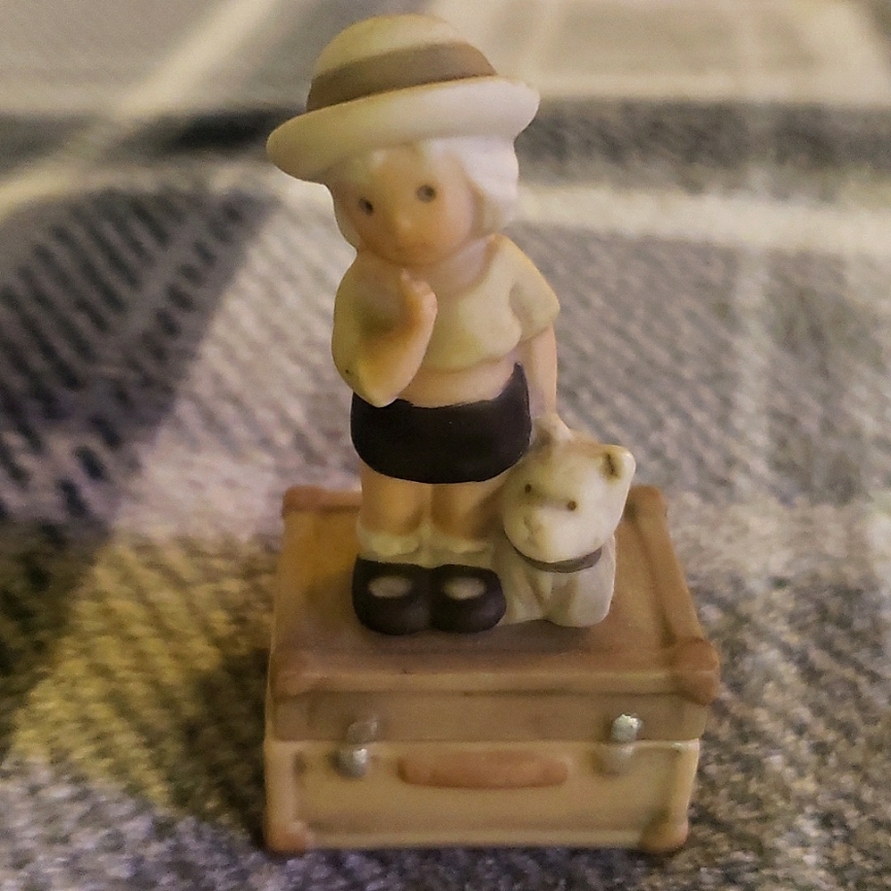 Pretty As A Picture "A Faithful Friend Is A Treasure, Box" made by enesco